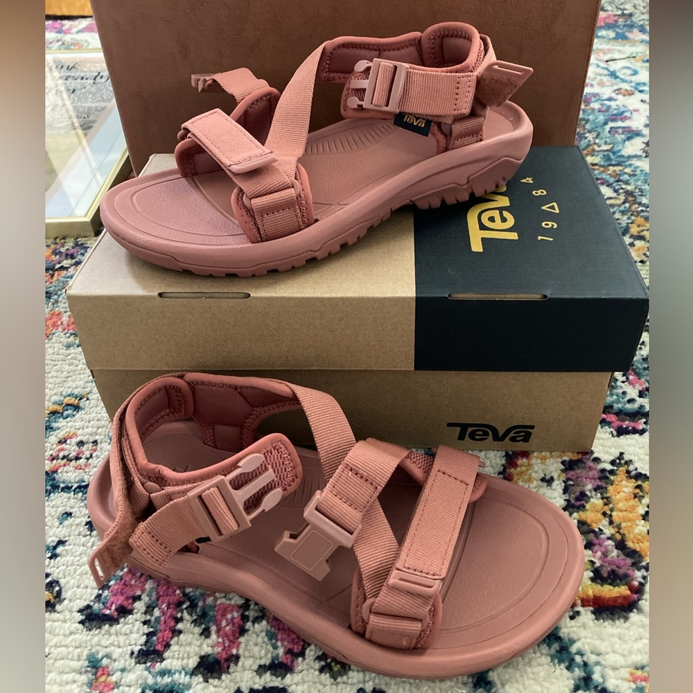 Nwb Teva Hurricane Sandal